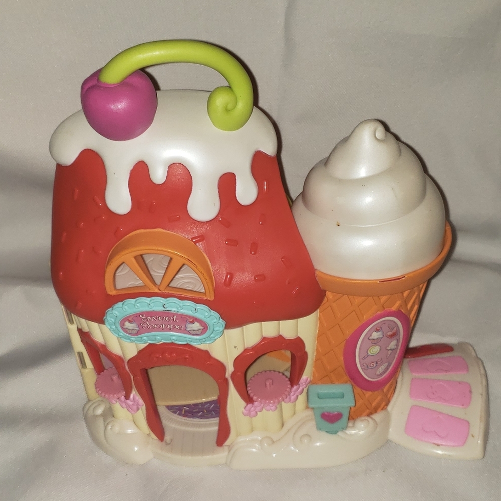Sweat shop doll house use in good condition